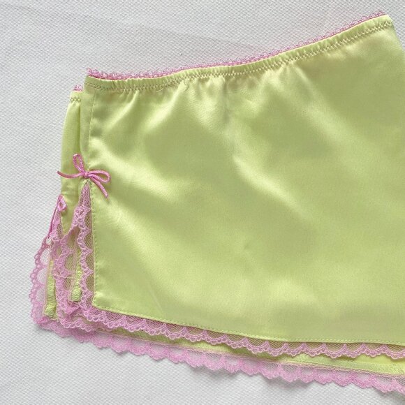 La Senza Tap Shorts in Pale Chartreuse with Pink Trim - Picture 4 of 7